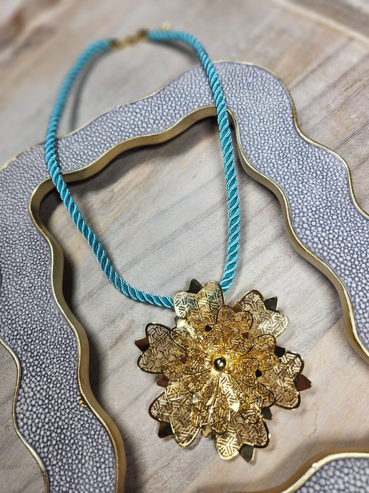 Encanto dorado necklace