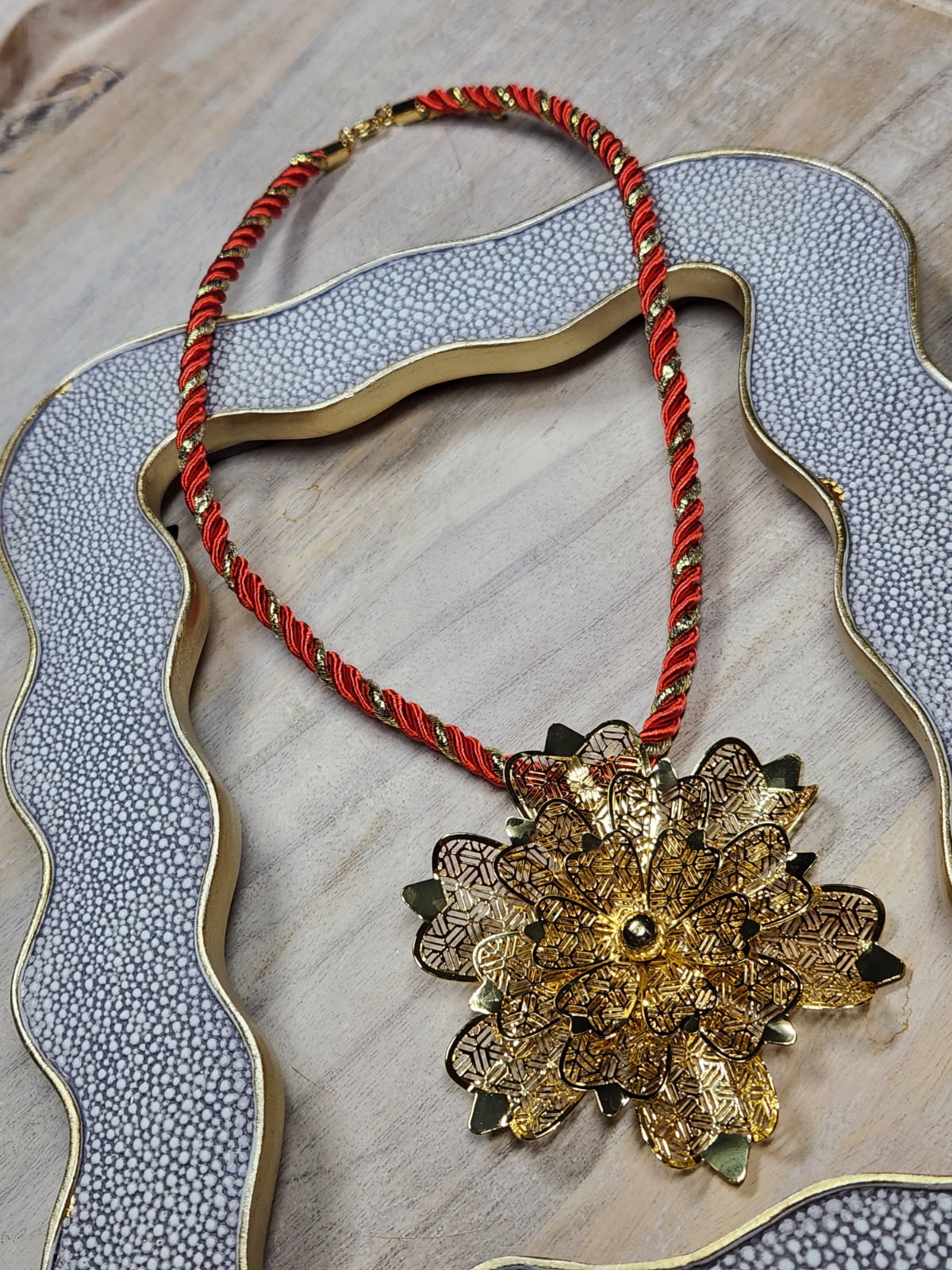 Encanto dorado necklace