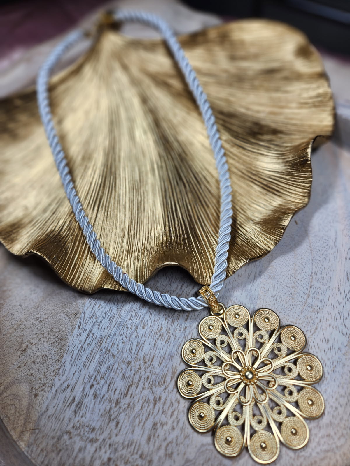 Encanto dorado necklace
