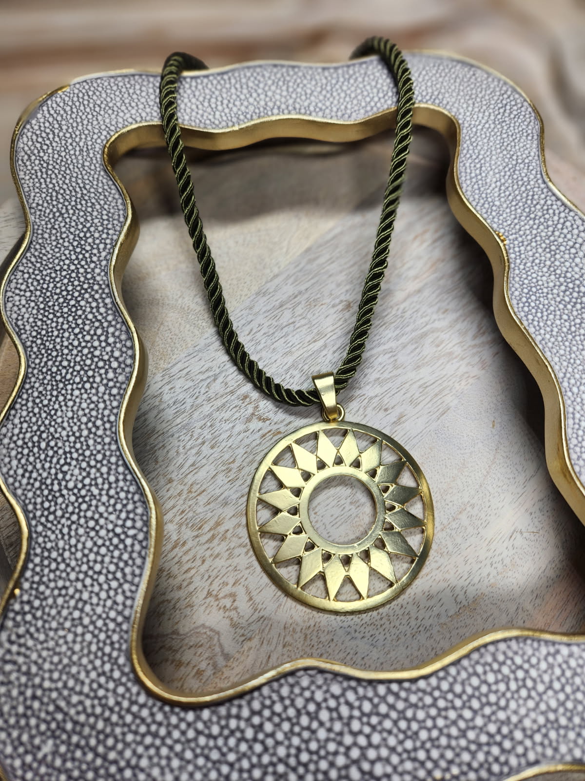 Encanto dorado necklace