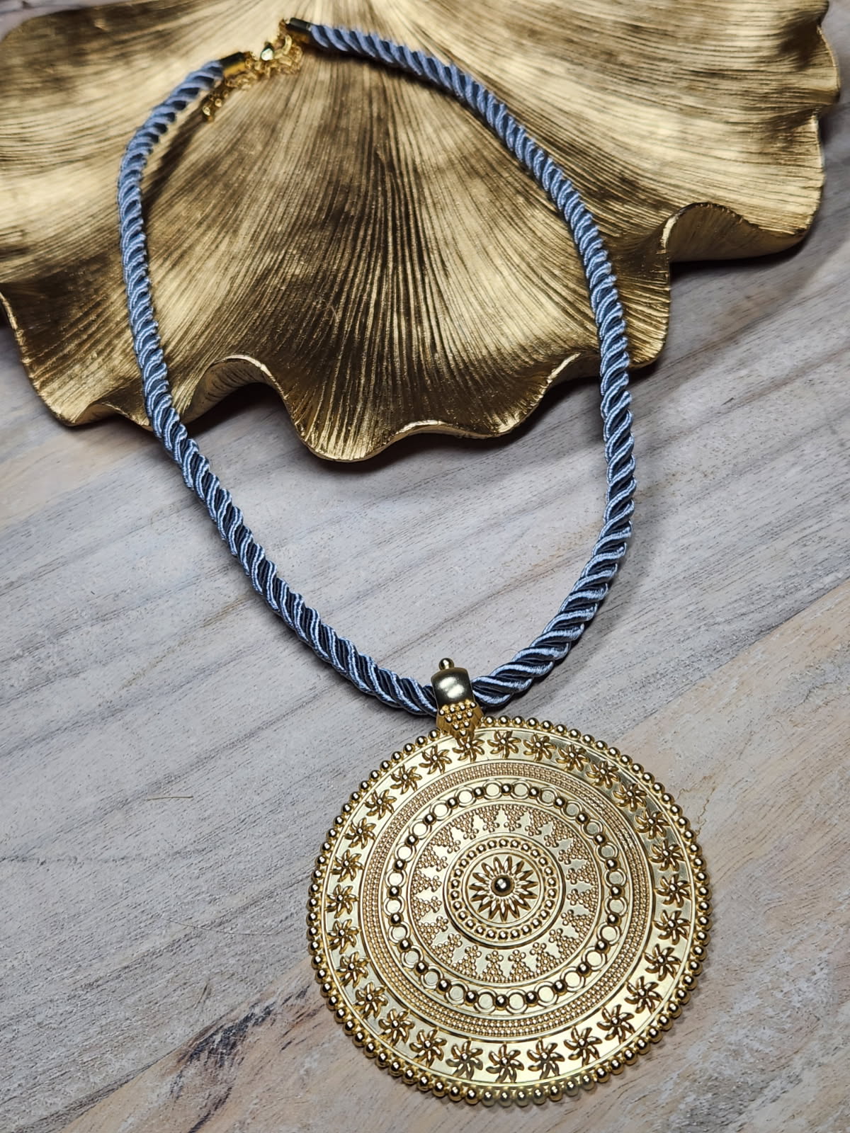 Encanto dorado necklace