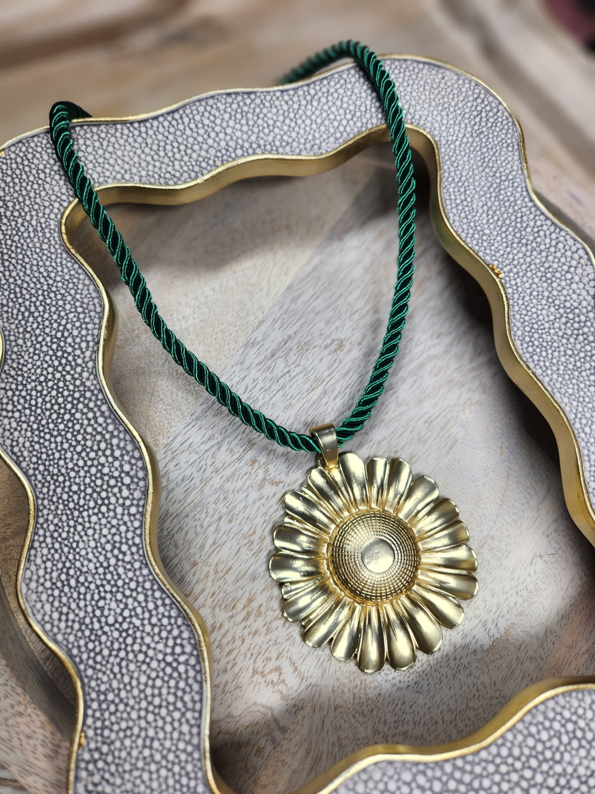 Encanto dorado necklace