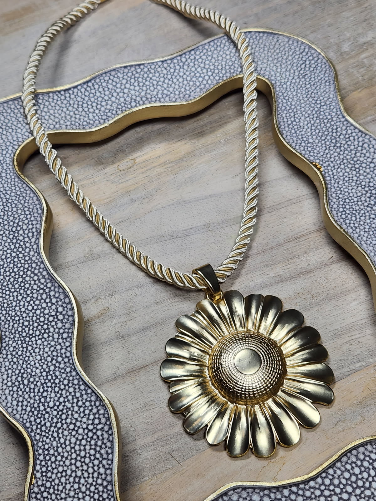 Encanto dorado necklace