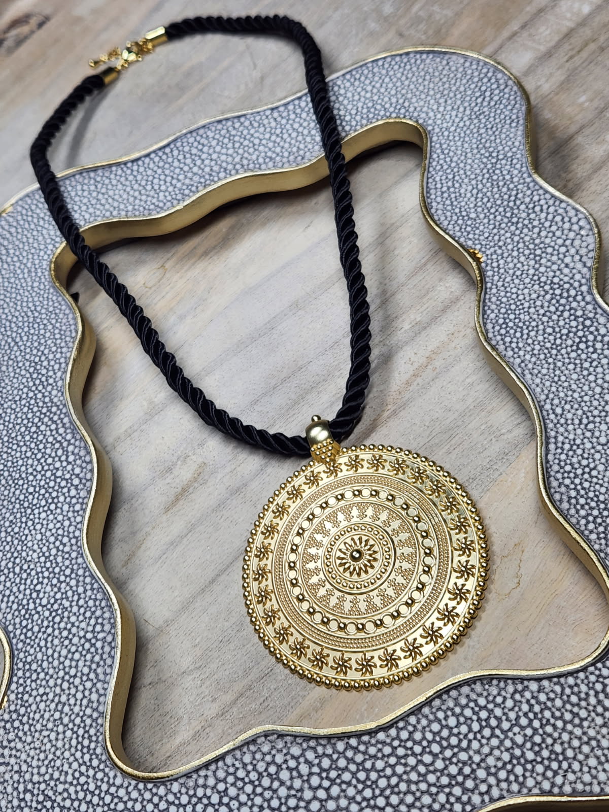 Encanto dorado necklace