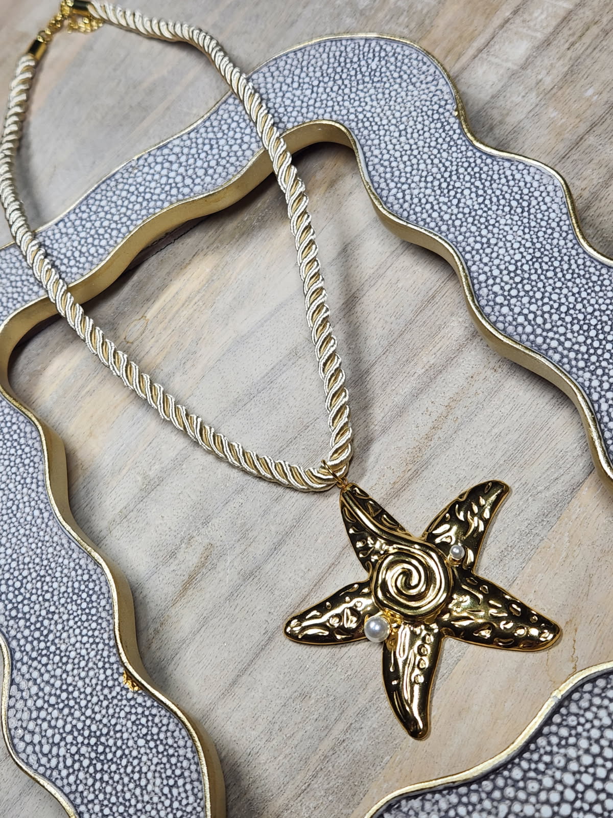 Encanto dorado necklace