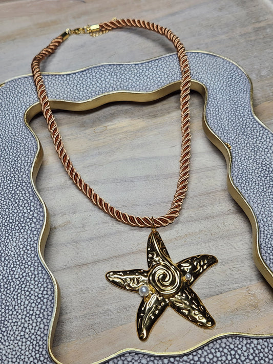 Encanto dorado necklace